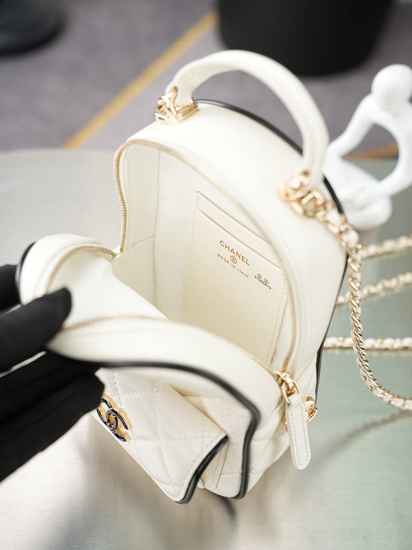 CC ๐จ๐ท๐๐๐๐ Mini Backpack White Lambskin