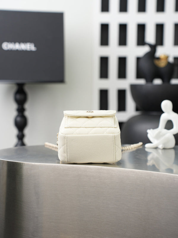 CC ๐จ๐ท๐๐๐๐ Mini Backpack White Caviar