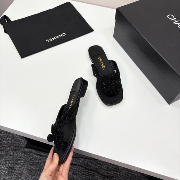 CC 25 Camellia Thong Sandals Black Stone Grain And Sheepskin 368834