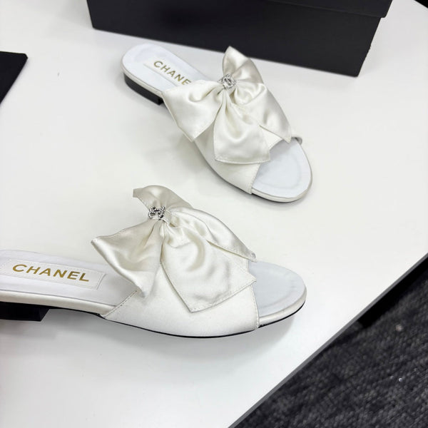 CC 25 Big Bow Mule White Satin And Sheepskin 368865