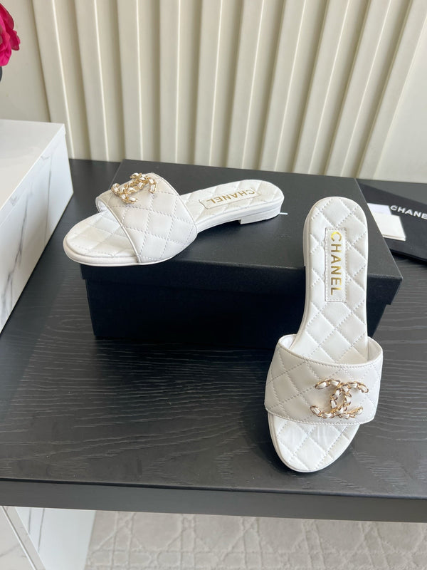 CC 26s Flat Sandals White Quited Leather 906220