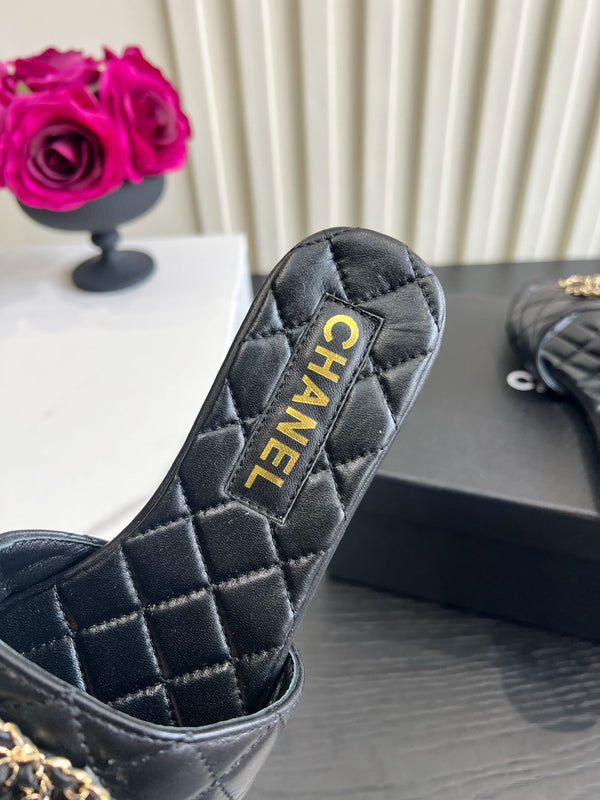 CC 26s Flat Sandals Black Quited Leather 906217