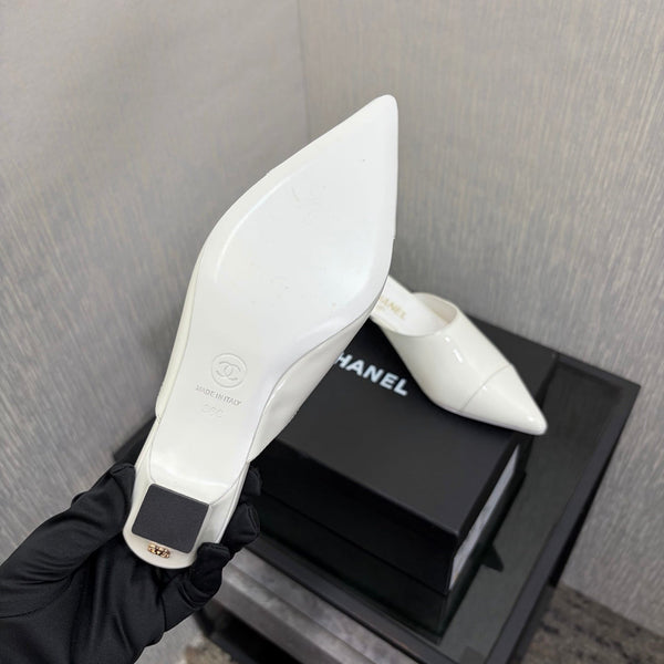CC 2026 Pointed Toe Mule 4cm White Patent Leather 688710