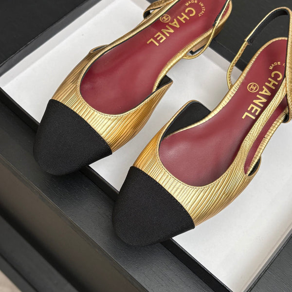 CC 26s Classic Slingback Flat Gold Black Patent Leather 907640