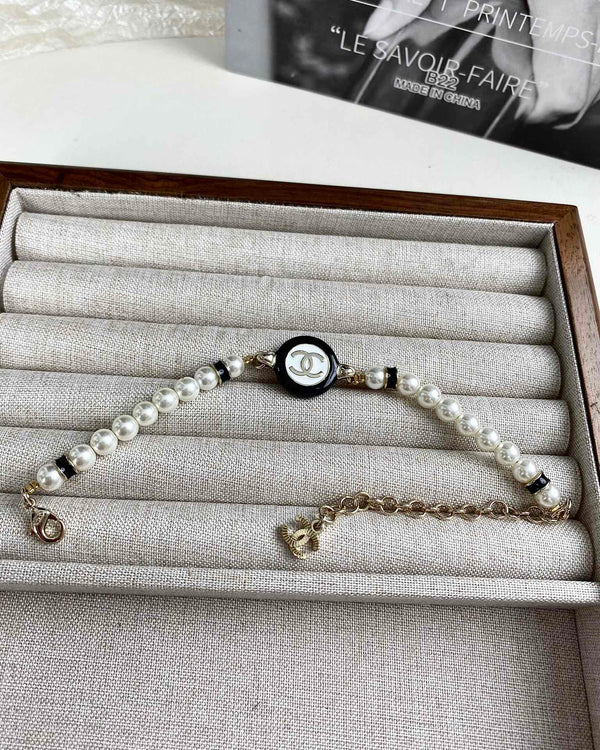 CLASSIC CC PEARL CHAIN NECKLACE WITH IMITATION PEARLS BLACK RESIN