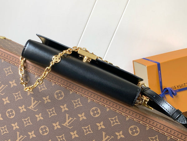 Wallet On Chain Capucines handbag Black Cowhide 250406