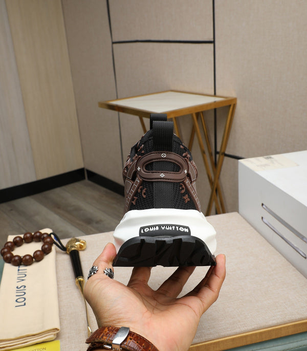 LV TRAINER IN CHOCOLATE BROWN CALFSKIN AND BREATHABLE MESH