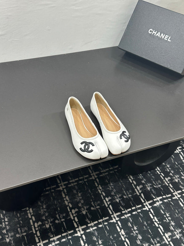 CC 26s Coco Beach Split-Toe Ballet Flats White Lambskin 832537