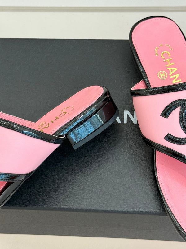 CC 26s Thong Sandal Black Pink Lambskin Patent Leather 917804