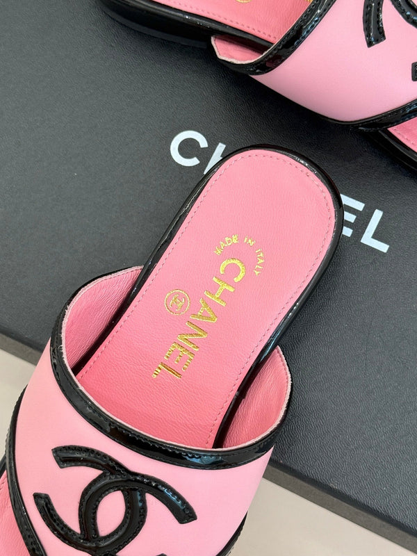 CC 26s Thong Sandal Black Pink Lambskin Patent Leather 917804