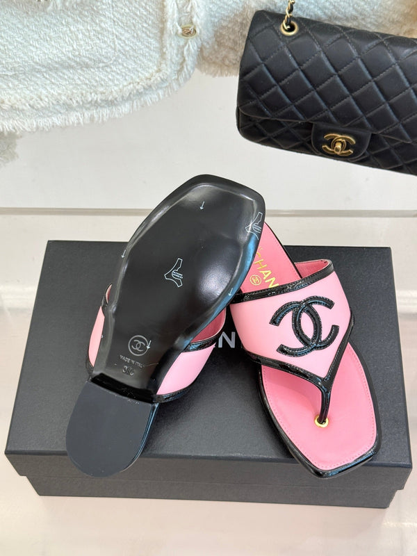 CC 26s Thong Sandal Black Pink Lambskin Patent Leather 917804