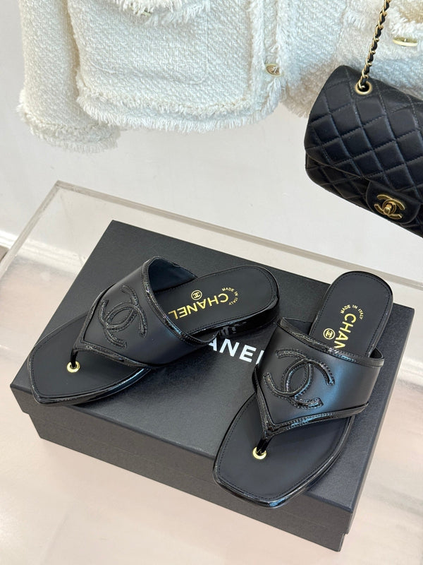 CC 26s Thong Sandal Black Lambskin Patent Leather 917805