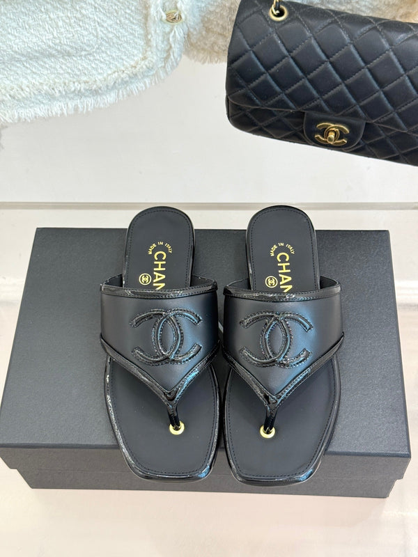 CC 26s Thong Sandal Black Lambskin Patent Leather 917805