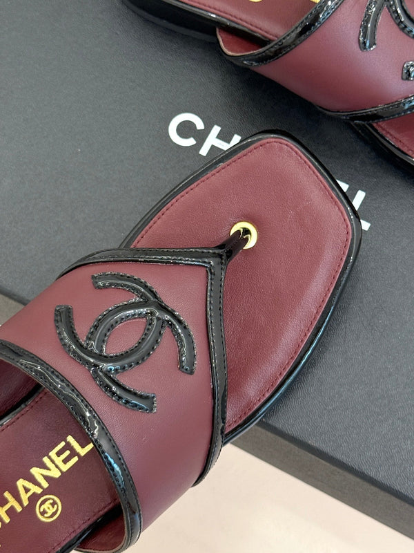 CC 26s Thong Sandal Black Burgundy Lambskin Patent Leather 917806