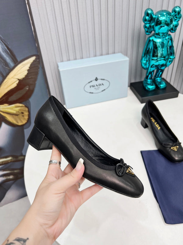 Prad 26s Round Toe Pumps Block Heel 40mm In Black Calfskin With Bow