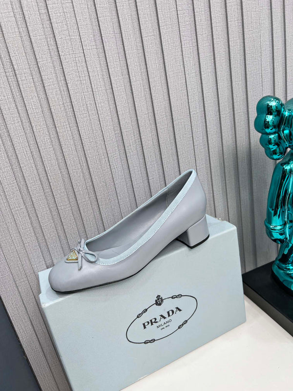Prad 26s Round Toe Pumps Block Heel 40mm In Light Blue Calfskin With Bow