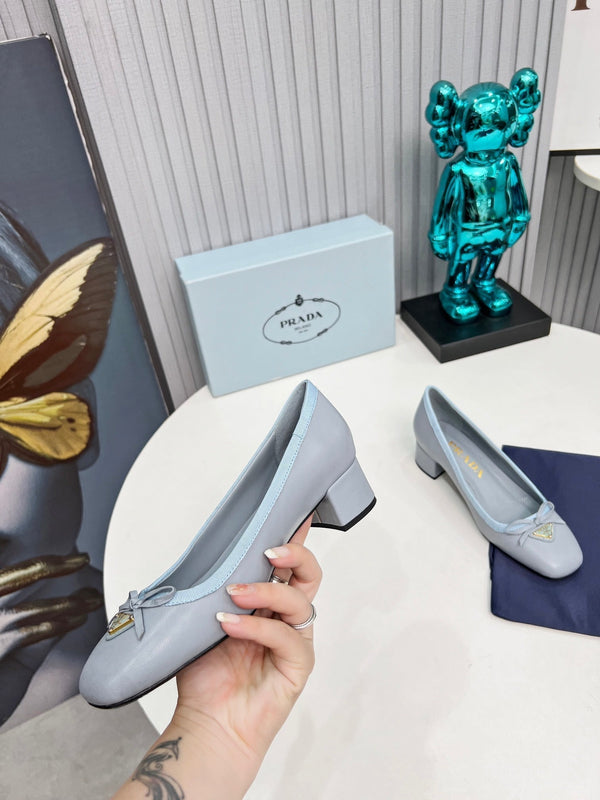 Prad 26s Round Toe Pumps Block Heel 40mm In Light Blue Calfskin With Bow