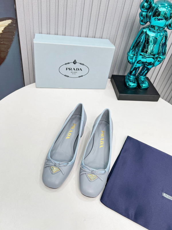 Prad 26s Round Toe Pumps Block Heel 40mm In Light Blue Calfskin With Bow