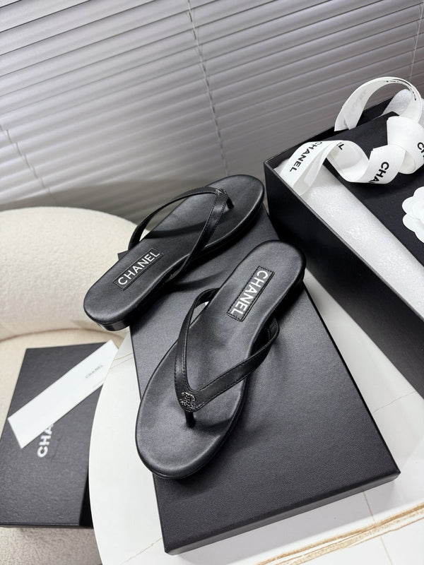CC 25SS Thong Sandals Double C Rhinestone Black Sheepskin 352435
