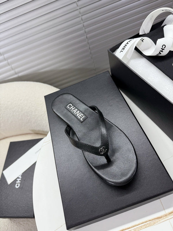 CC 25SS Thong Sandals Double C Rhinestone Black Sheepskin 352435