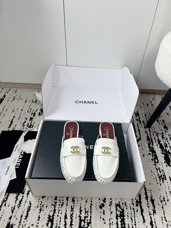 CC 26A Métiers d’art 2026 Mules White Glossy Sheepskin 900758