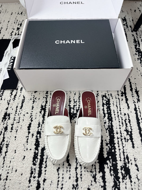CC 26A Métiers d’art 2026 Mules White Glossy Sheepskin 900758