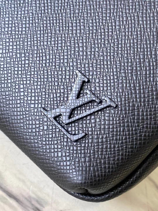AVENUE MESSENGER 22 IN BLACK CALFSKIN
