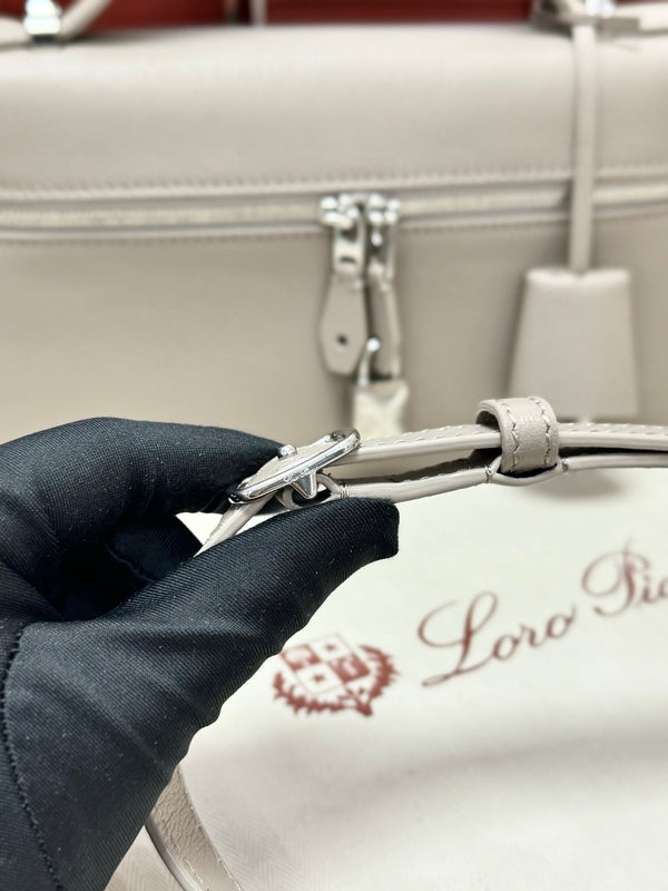 LP Extra Pouch L23 Dove Calfskin 282143