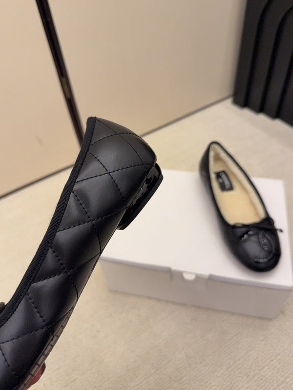 CC 26 Shearling Ballet Flat Black Beige Cowhide Wool 588921