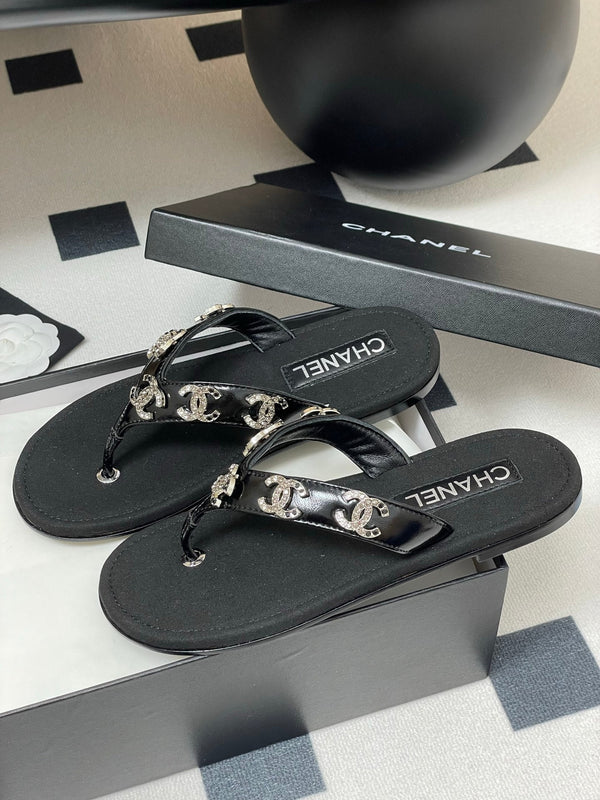 CC 25P Double C 5 Motifs Thongs Sandal Black Sheepskin 247697