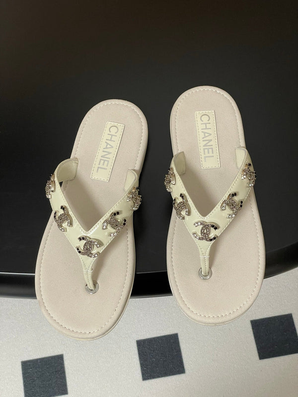 CC 25P Double C 5 Motifs Thongs Sandal Grey Sheepskin 247698
