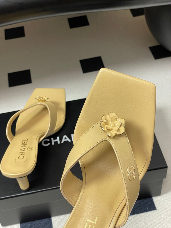 CC 26s Camellia High-Heeled Sandals Square Toe 6cm Beige Leather 834727