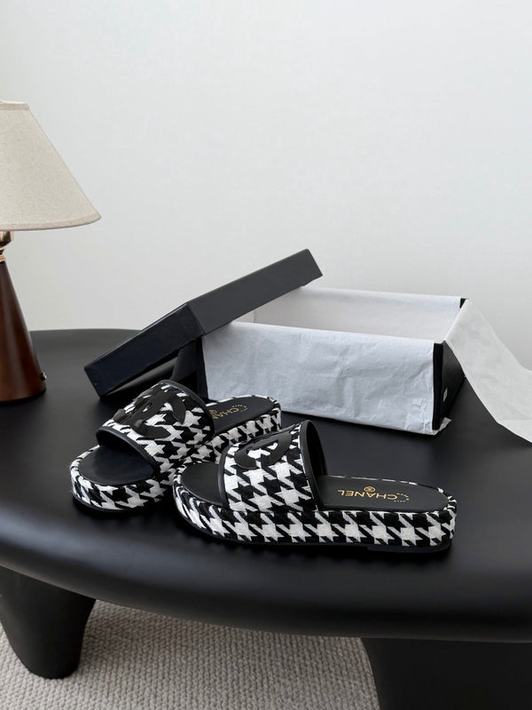 CC 26ss Slippers White Black Sheepskin Woven 670369