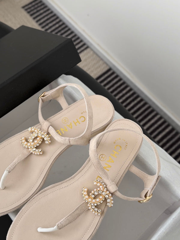 CC Strappy Sandals Cream Suede Sheepskin 670381