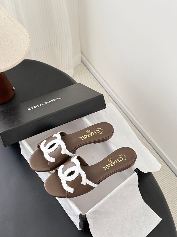 CC 2026 Flat Sandal White Brown Lambskin 675867