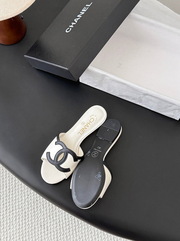 CC 2026 Flat Sandal White Black Lambskin 675868