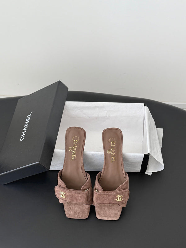 CC 26s Buckle Slippers Coffee Suede 829742