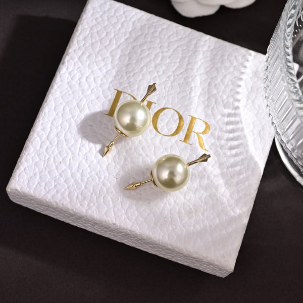 CD 26S Double Pearl Arrow Stud Earrings In Gold Tone Metal 631863