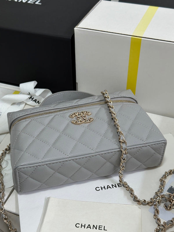 CC 25P Vanity Case 19.5cm Light Gray Calfskin Heart Rhinestone 243610