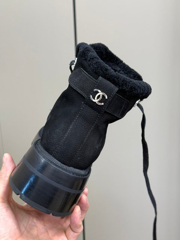 SHORT BOOTS IN BLACK GRAIN PEBBLE CALFSKIN
