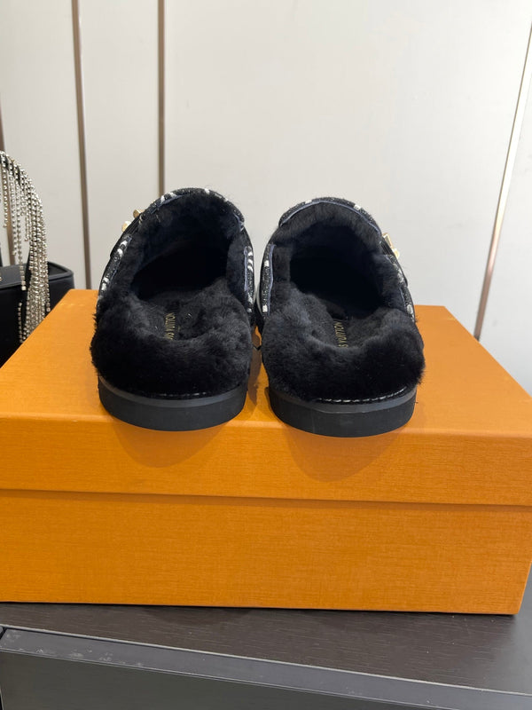 LV Cosy Flat Slippers Comfort Clog Black Leather Monogram Fur 533467