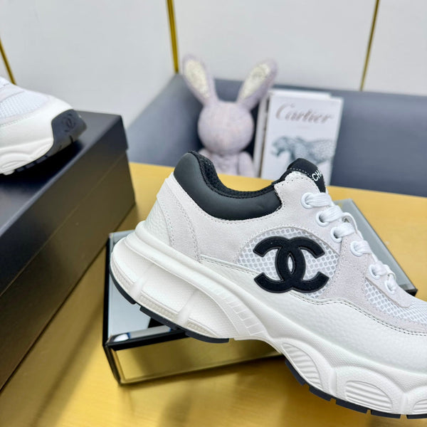 SNEAKER IN PALE GRAY SUEDE WITH BLACK LOGO AND MESH