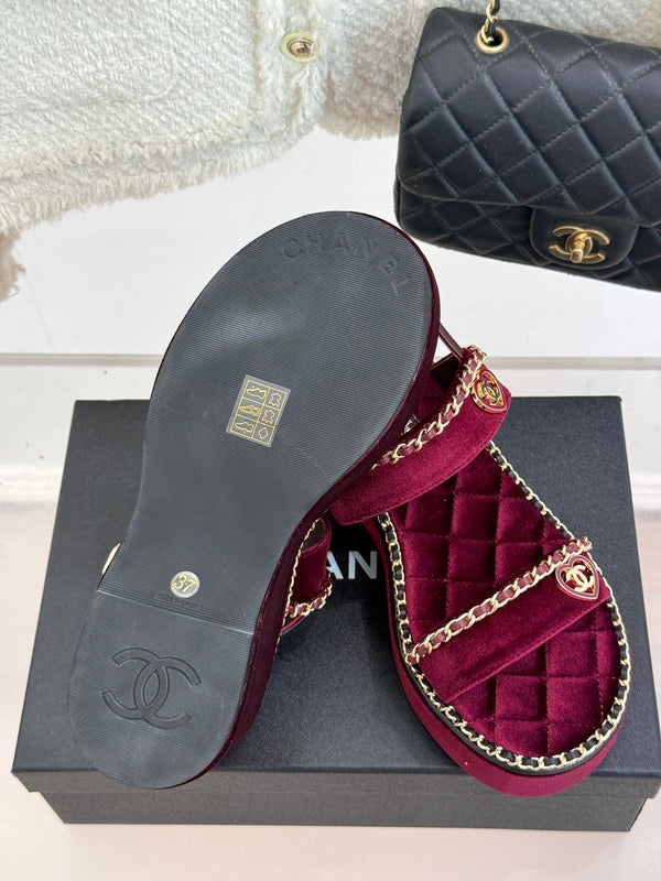 THICK-SOLED CHAIN HEART SANDAL IN PLUM PURPLE VELVET