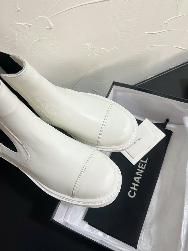 CC Chelsea Ankle Boots In White Cowhide 949684