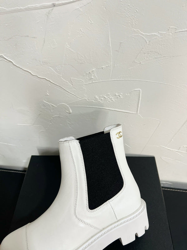 CC Chelsea Ankle Boots In White Cowhide 949684