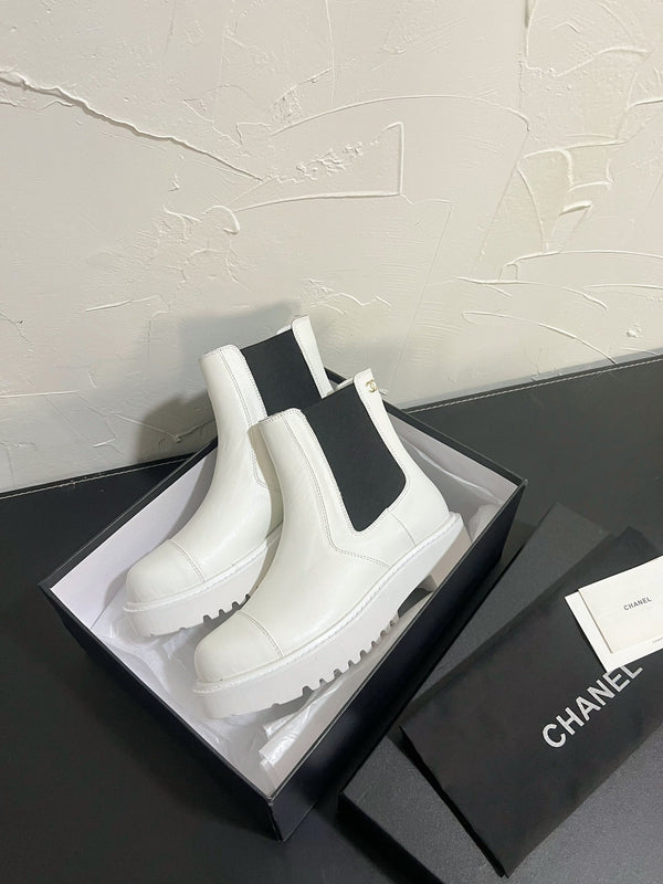 CC Chelsea Ankle Boots In White Cowhide 949684