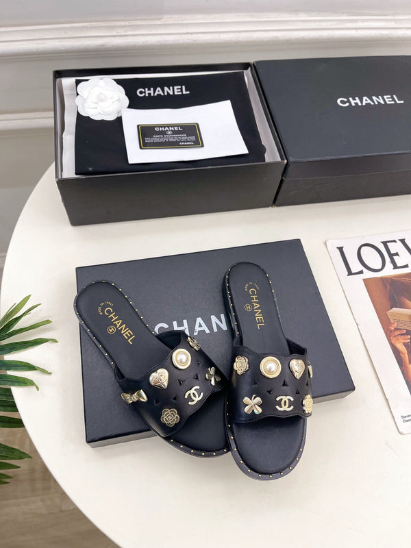 CC 26s Flat Sandals Black Lambskin Charm-Decorated