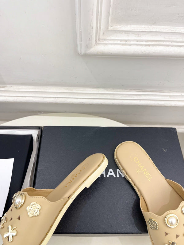CC 26s Flat Sandals Beige Lambskin Charm-Decorated