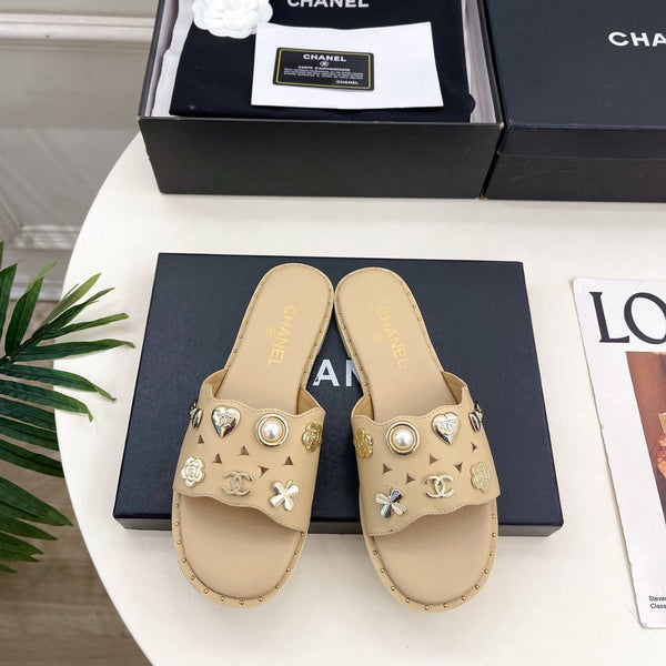 CC 26s Flat Sandals Beige Lambskin Charm-Decorated