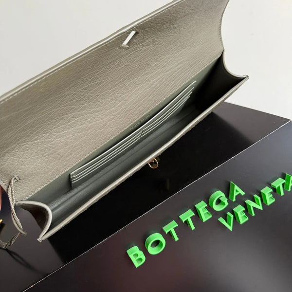 Bottega Veneta 2026 Andiamo Clutch 31cm Etoupe Ostrich Leather 136969